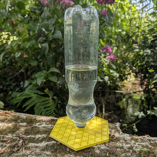 Abreuvoir à abeilles pour bouteille d'eau et soda modèle "L'Alvéo" La Buse Qui File