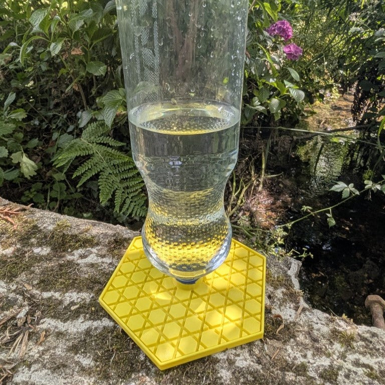 Abreuvoir à abeilles pour bouteille d'eau et soda modèle "L'Alvéo" La Buse Qui File