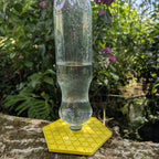 Abreuvoir à abeilles pour bouteille d'eau et soda modèle "L'Alvéo" La Buse Qui File