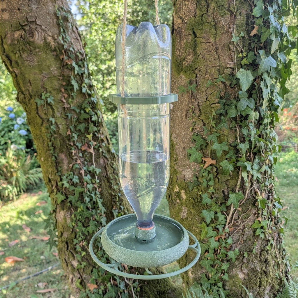 Abreuvoir à oiseaux pour bouteille d'eau et soda modèle "L'Oasis" La Buse Qui File