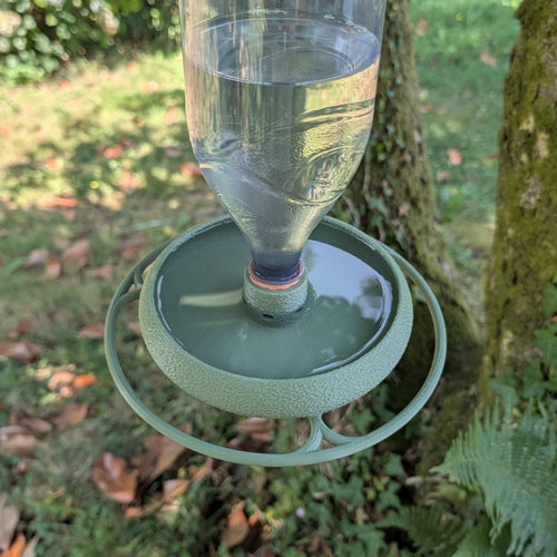 Abreuvoir à oiseaux pour bouteille d'eau et soda modèle "L'Oasis" La Buse Qui File