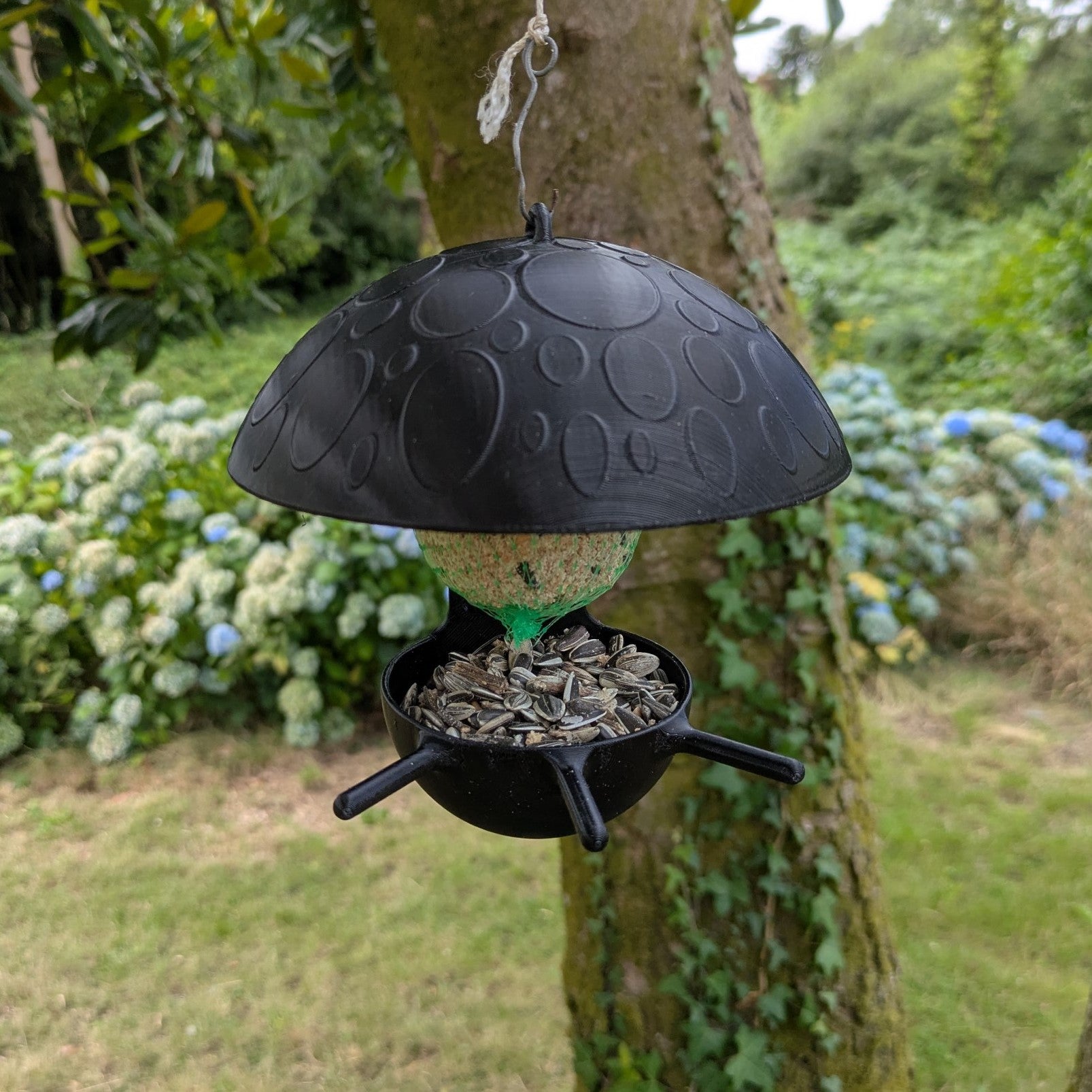 Mangeoire à oiseaux pour boule de graisse modèle champignon La Buse Qui File