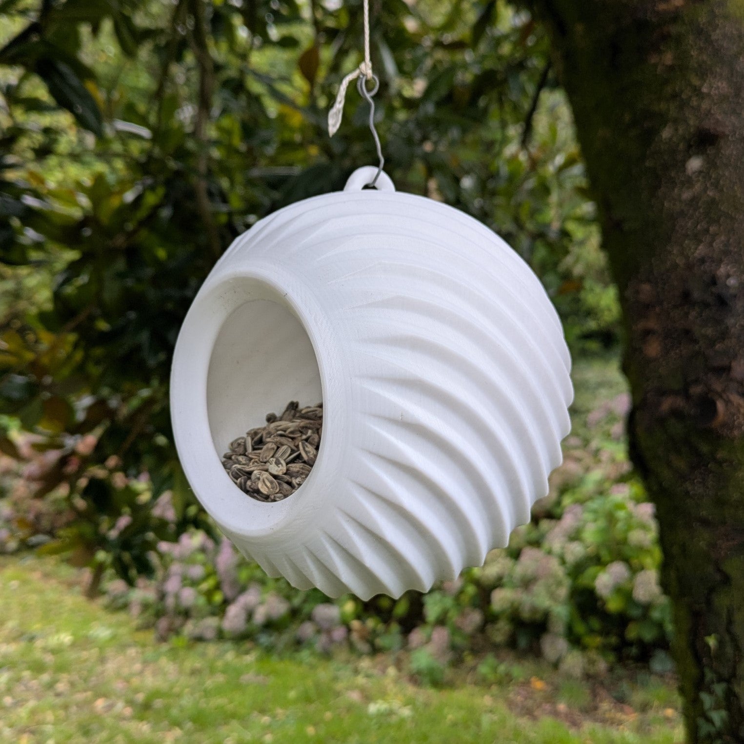Mangeoire à oiseaux à suspendre modèle sphérique La Buse Qui File