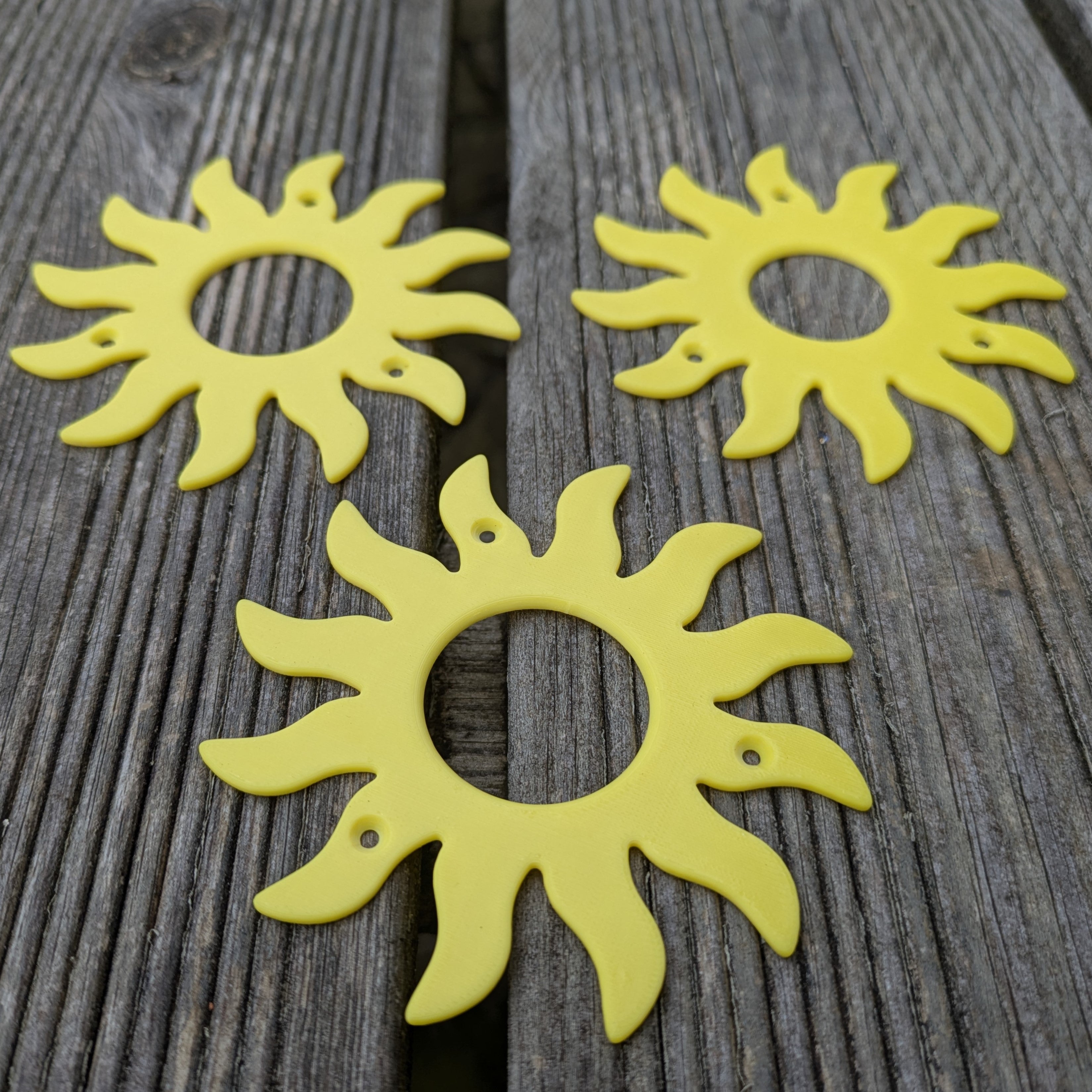 Plaque décorative de protection de trous d'envol pour nichoirs - protection anti prédateurs modèle "Le Soleil" La Buse Qui File
