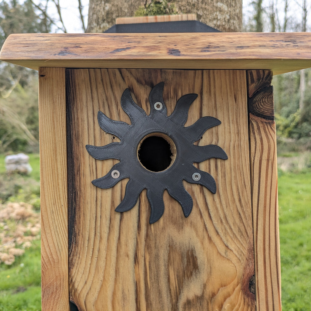 Plaque décorative de protection de trous d'envol pour nichoirs - protection anti prédateurs modèle "Le Soleil" La Buse Qui File